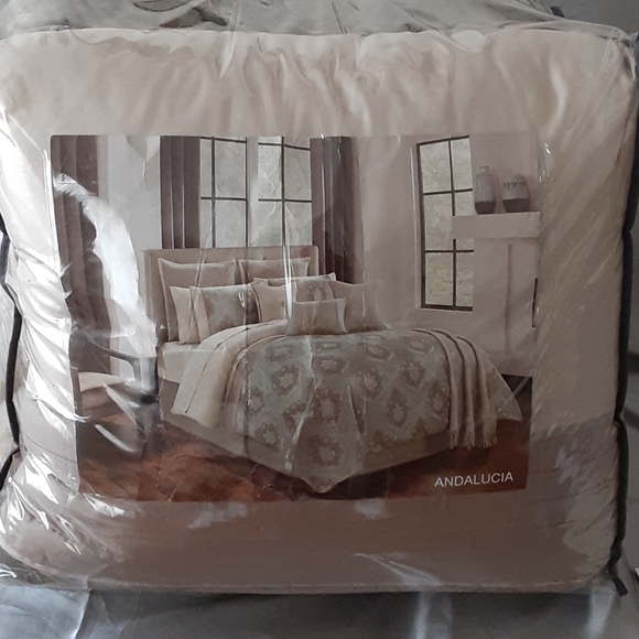 Hallmart collectibles 14 pc comforter set - Picture 2 of 3